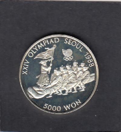 Beschrijving: 5000 Won S-OLYMPIC 88 ROPE PUL.